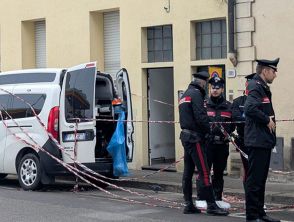 Trovato morto in casa a Firenze in via Giuliani, ipotesi omicidio: altri feriti nell'abitazione