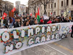 A Verona il corteo di protesta contro le Olimpiadi invernali costate 7 miliardi: “Debiti per tutti noi”