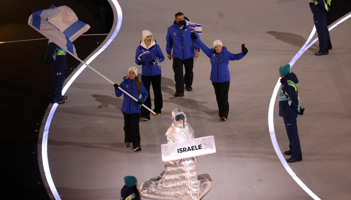 Olimpiadi Milano Cortina, atleti di Israele accolti da fischi e pochi applausi: cosa è successo a San Siro