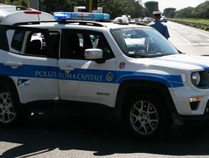 Incidente a Roma su via Prenestina tra auto e camion dei rifiuti di Ama, morta una donna e feriti i conducenti