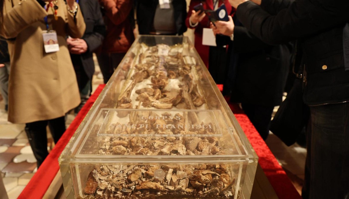 ostensione di san francesco ad assisi per la prima volta il video delle ossa traslate nella basilica da Virgilio.it ostensione di san francesco ad assisi per la prima volta il video delle ossa traslate nella basilica