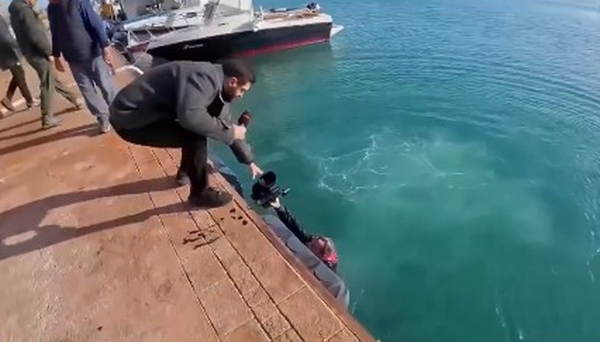 Cameraman di Striscia la Notizia aggredito al porto di Cirò Marina, operatore spinto in mare mentre riprende