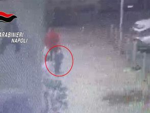 Tentato rapimento al supermercato di Caivano, madre del bambino sotto shock: lui abbraccia il carabiniere