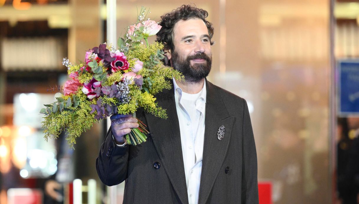 perch233 tommaso paradiso ha la mano fasciata a sanremo 2026 fatto un disastro me la sono spaccata in due da Virgilio.it perch233 tommaso paradiso ha la mano fasciata a sanremo 2026 fatto un disastro me la sono spaccata in due