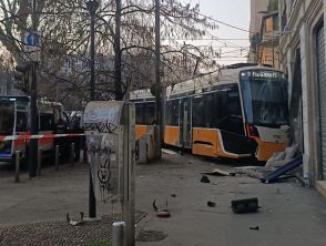 Tram deraglia a Milano, rider del food delivery salvo perché si è fermato al semaforo rosso: il video