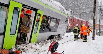 treno deragliato deragliamento Svizzera valanga Canton Vallese feriti