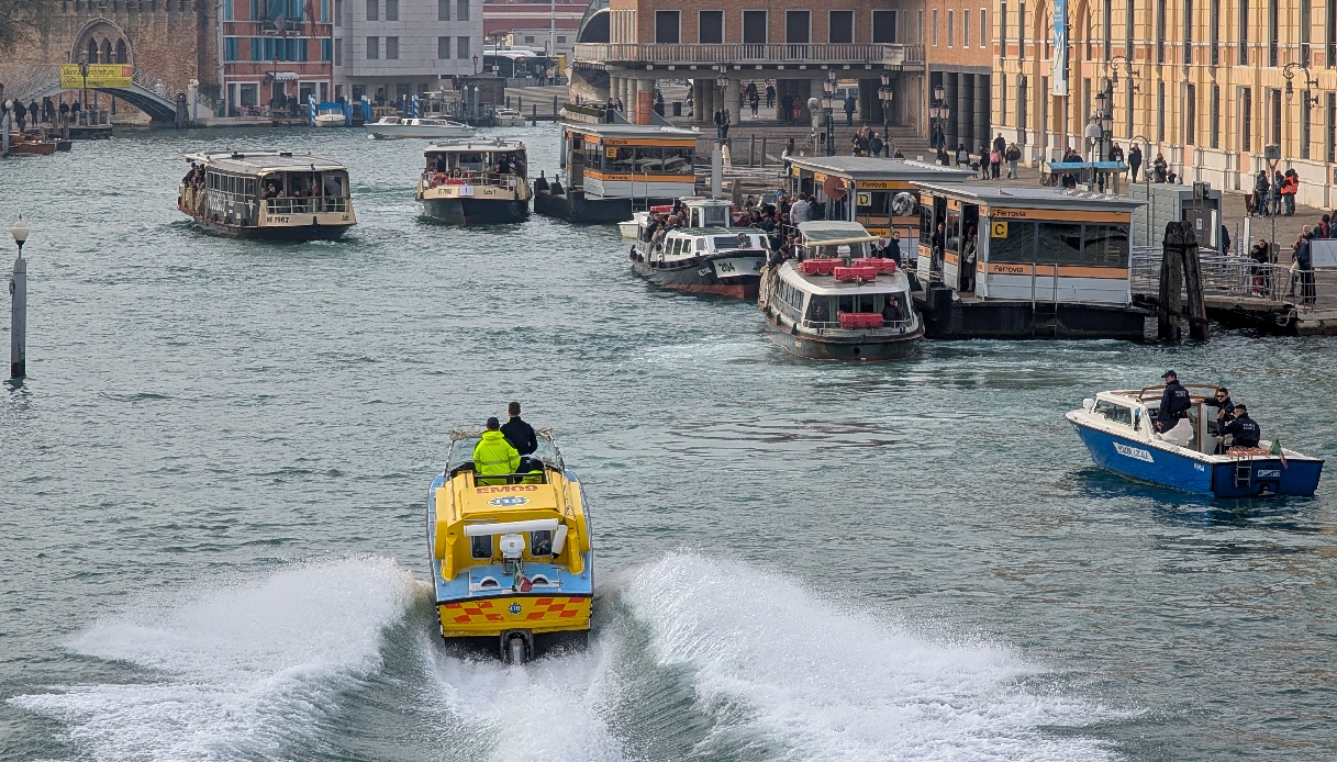 https://wips.plug.it/cips/notizie.virgilio.it/cms/2026/02/venezia-canal-grande-gondole-motoscafo.jpg