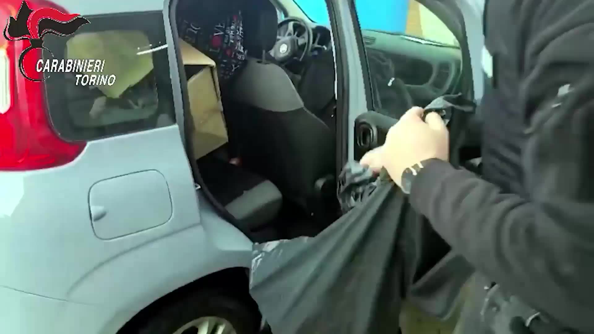 Blitz all'alba a Ivrea, scovata una montagna di droga: il video dell'operazione, tre uomini arrestati