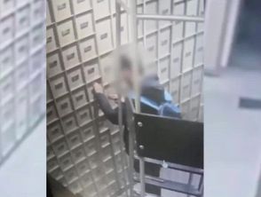 Milano, video del ladro rimasto bloccato nel caveau di una banca: liberato dai vigili del fuoco e arrestato