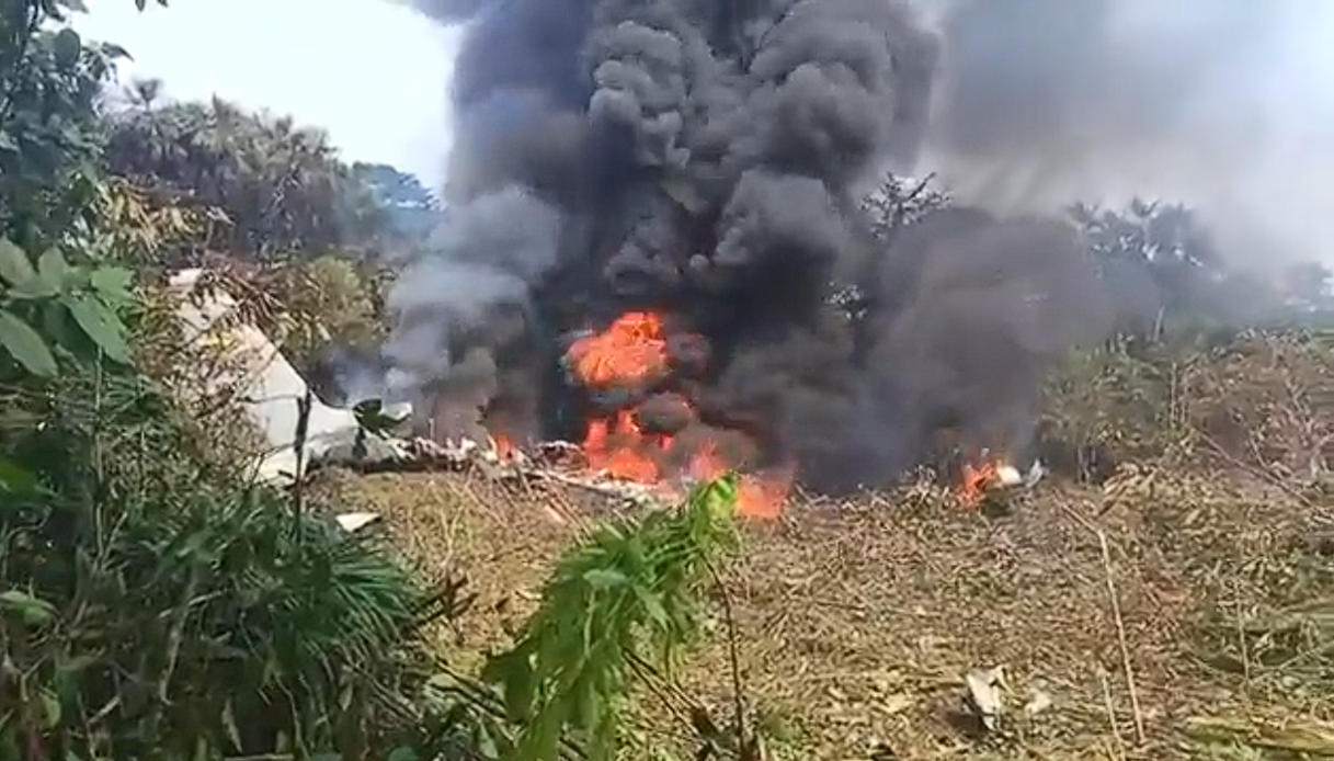 Aereo militare si schianta al suolo in Colombia poco dopo il decollo, il bilancio di morti e superstiti