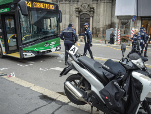 Autobus contro una moto a Milano in via Senato, 4 feriti nell'incidente forse causato per evitare un'auto