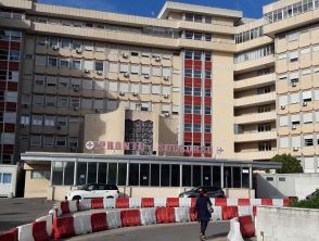 Bimbo morto a Lecce per una polmonite emorragica virale dopo il malore a scuola, il padre fondò i Ghetto Eden