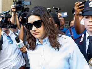 Chiara Petrolini legge un foglio in aula, 