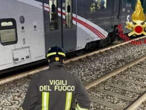 Donna morta investita dal treno a Vigevano al passaggio a livello, travolta mentre attraversava i binari