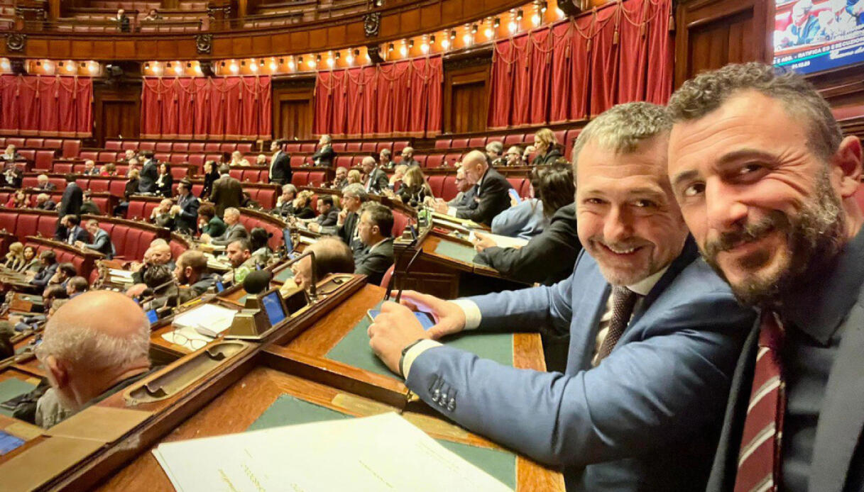https://wips.plug.it/cips/notizie.virgilio.it/cms/2026/03/emanuele-pozzolo-delmastro-fdi.jpg