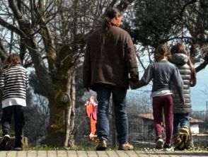 Famiglia nel bosco, Valeria Benatti difende gli assistenti sociali: 