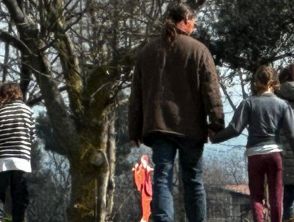 Famiglia nel bosco, Garante dei Minori esclude l'adozione dei bambini: potrebbero essere affidati al padre
