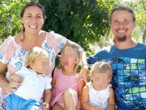 Famiglia nel bosco, proteste e striscioni all’esterno della struttura per l’allontanamento della madre