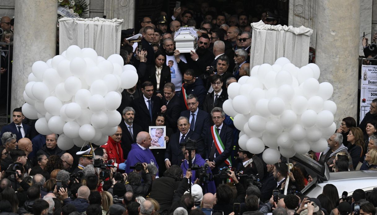 https://wips.plug.it/cips/notizie.virgilio.it/cms/2026/03/funerale-domenico-bambino-cuore-bruciato.jpg