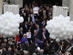 Funerale del piccolo Domenico Caliendo a Nola, le immagini dell'ultimo saluto al bambino dal cuore bruciato