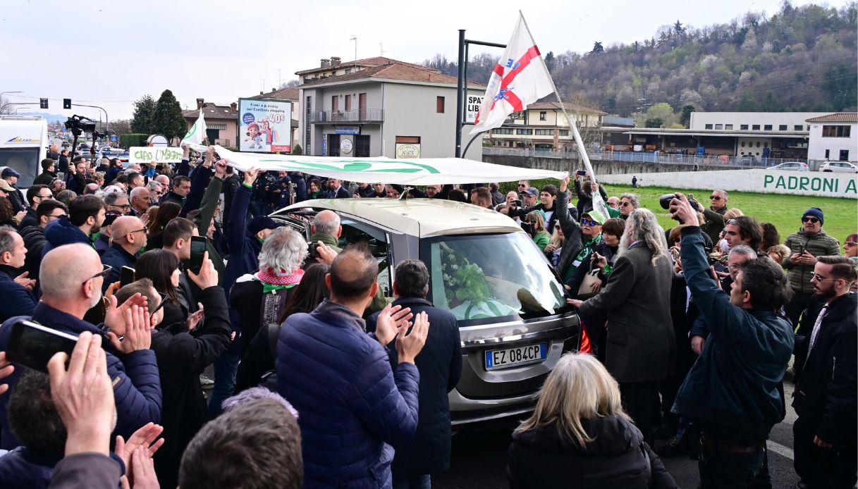 l8217ultimo saluto a umberto bossi a pontida tra le note di va pensiero e le proteste dei militanti leghisti da Virgilio.it l8217ultimo saluto a umberto bossi a pontida tra le note di va pensiero e le proteste dei militanti leghisti