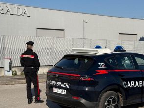 Maxi furto da Prada a Dolo con scene da film, rubate scarpe per centinaia di migliaia di euro