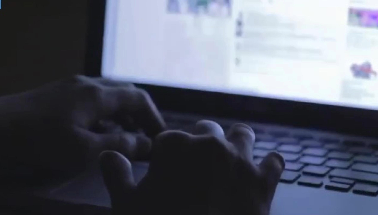 Giornalista e professoressa arrestati per violenza sessuale su minori, trovate foto della figlia di lei nuda