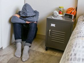 In Italia 200 mila hikikomori, per la maggior parte ragazze tra i 13 e i 15 anni: i segnali del ritiro sociale