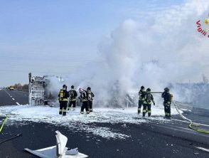 Incidente sull'autostrada A4 a Monastier, scontro tra cisterne: una si ribalta e prende fuoco, grave l'autista