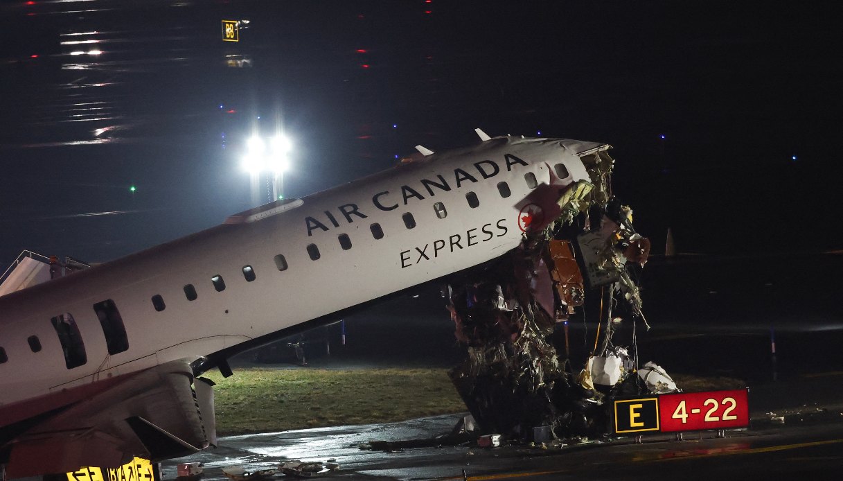 https://wips.plug.it/cips/notizie.virgilio.it/cms/2026/03/incidente-aeroporto-laguardia-new-york-aereo-air-canada-morti.jpg