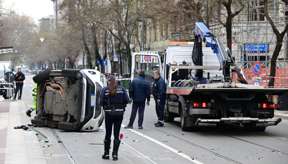 Incidente tra moto e taxi a Milano in viale Mugello, due giovani morti ...