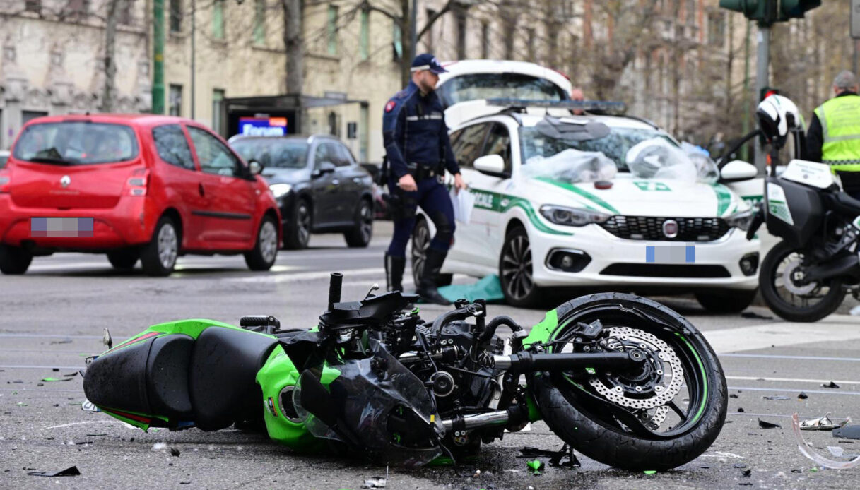 Incidente tra moto e taxi a Milano in viale Mugello, due giovani morti ...