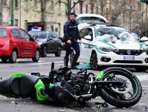 Incidente tra moto e taxi a Milano in viale Mugello, due giovani morti nello scontro e un 61enne ferito