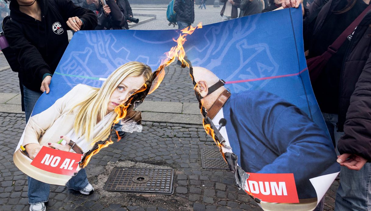tre identificati per il cartellone di meloni e nordio bruciato al corteo di roma scattano le denunce da Virgilio.it tre identificati per il cartellone di meloni e nordio bruciato al corteo di roma scattano le denunce
