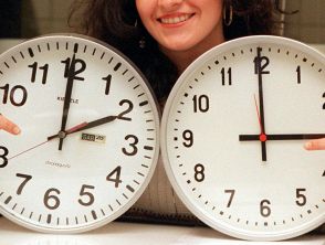 L'ora legale 2026 scatta prima e c'è chi sposta le lancette oggi, quando torna in Italia