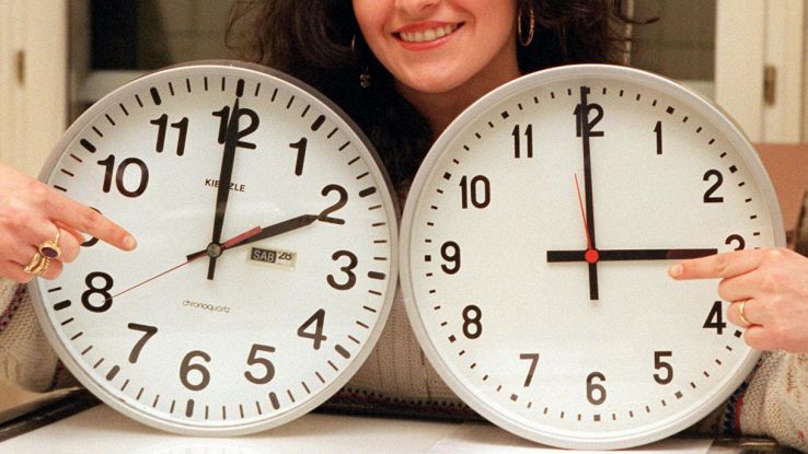 L'ora legale 2026 scatta prima e c'è chi sposta le lancette oggi, quando  torna in Italia