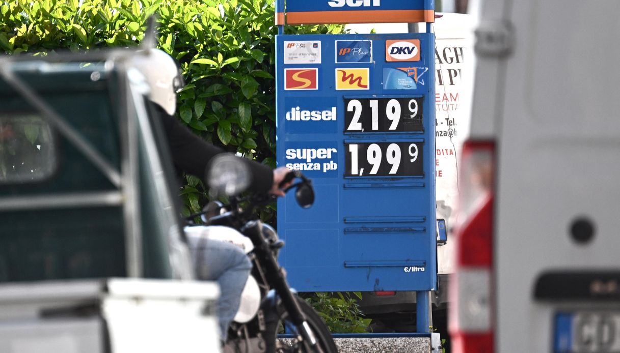 Prezzi benzina in calo, ma quello del diesel resta alto: i 10 consigli per risparmiare al distributore