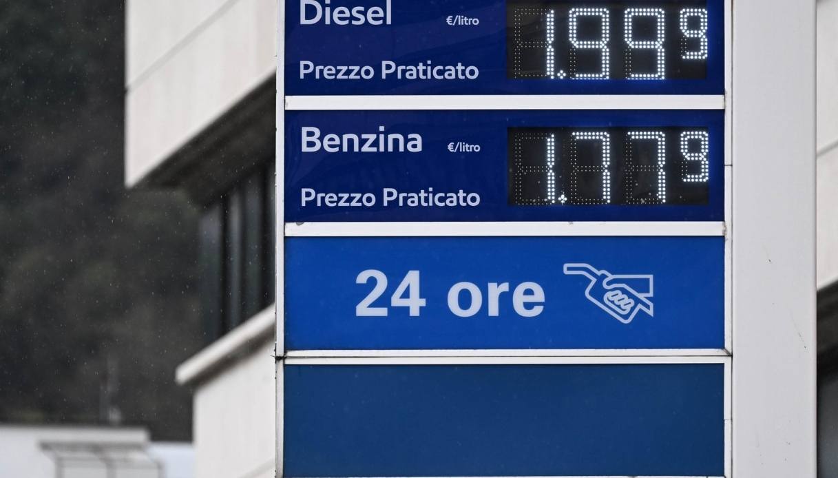 Api Benzina Crolla il prezzo della benzina dopo anni, ma il Codacons denuncia ...