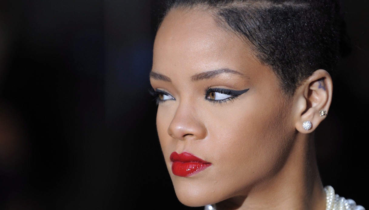 https://wips.plug.it/cips/notizie.virgilio.it/cms/2026/03/rihanna-sparatoria.jpg