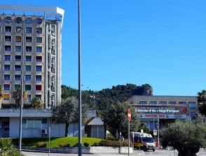Infermieri girano video choc all'ospedale Ruggi di Salerno con insulti ai cadaveri, è bufera: 