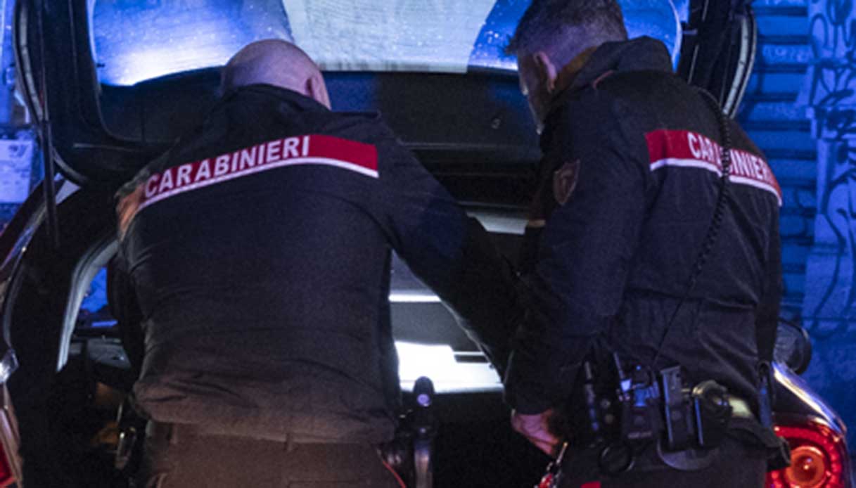 Panico a Rossano vicino Cosenza, 41enne attira un uomo fuori da un locale e gli spara addosso: l Panico a Rossano vicino Cosenza, 41enne attira un uomo fuori da un locale e gli spara addosso: l