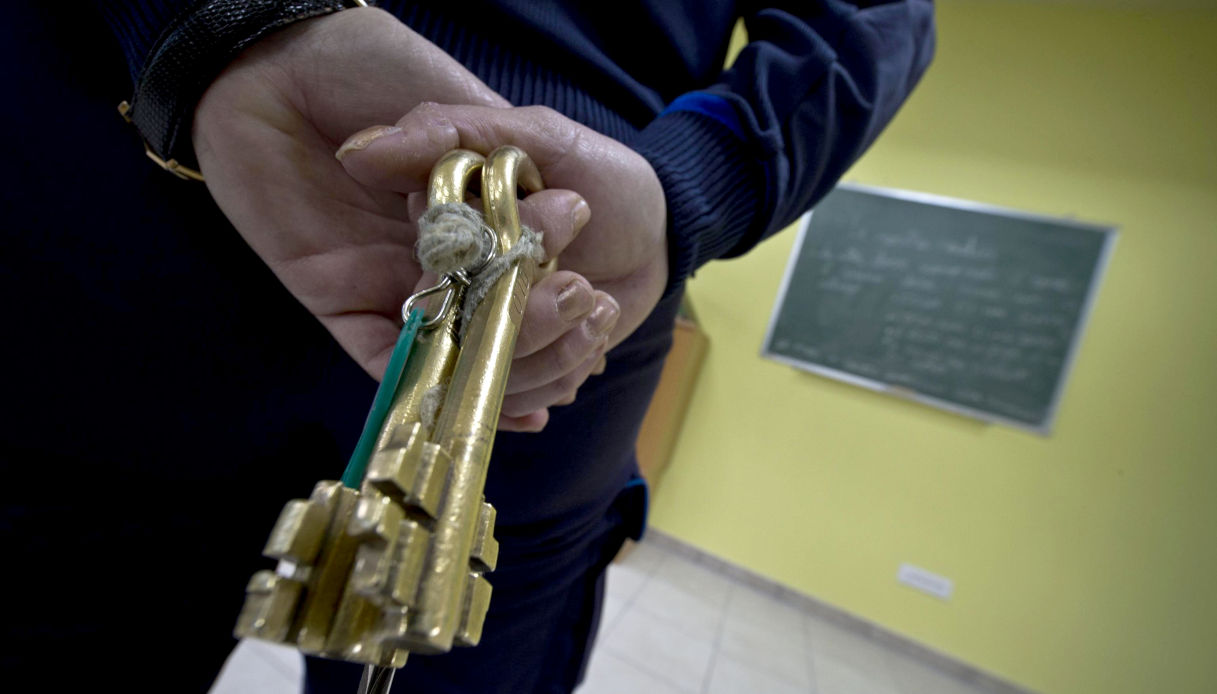 Agenti accusati di torture nel carcere minorile di Casal del Marmo, in 10 indagati e 5 sospesi dal servizio