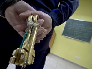 Agenti accusati di torture nel carcere minorile di Casal del Marmo, in 10 indagati e 5 sospesi dal servizio