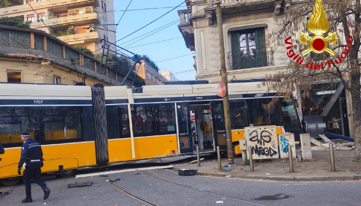 https://wips.plug.it/cips/notizie.virgilio.it/cms/2026/03/tram-deragliato-milano-sistema-frenante.jpg
