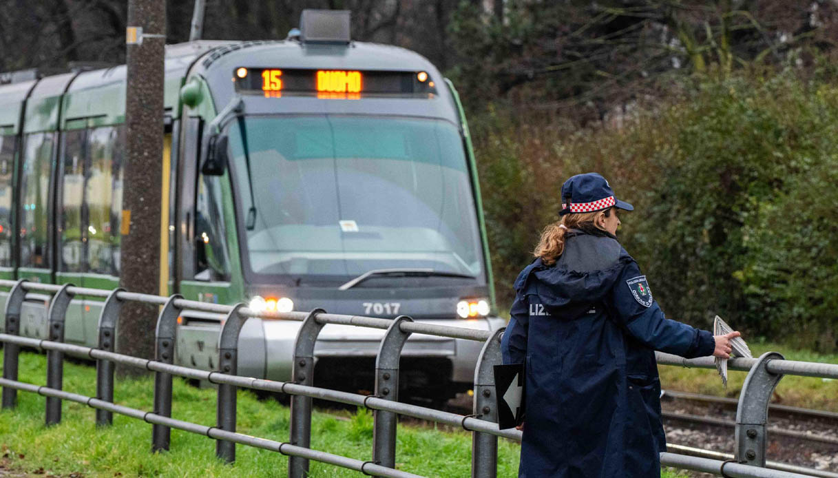 https://wips.plug.it/cips/notizie.virgilio.it/cms/2026/03/tram-deragliato-rozzano-milano.jpg