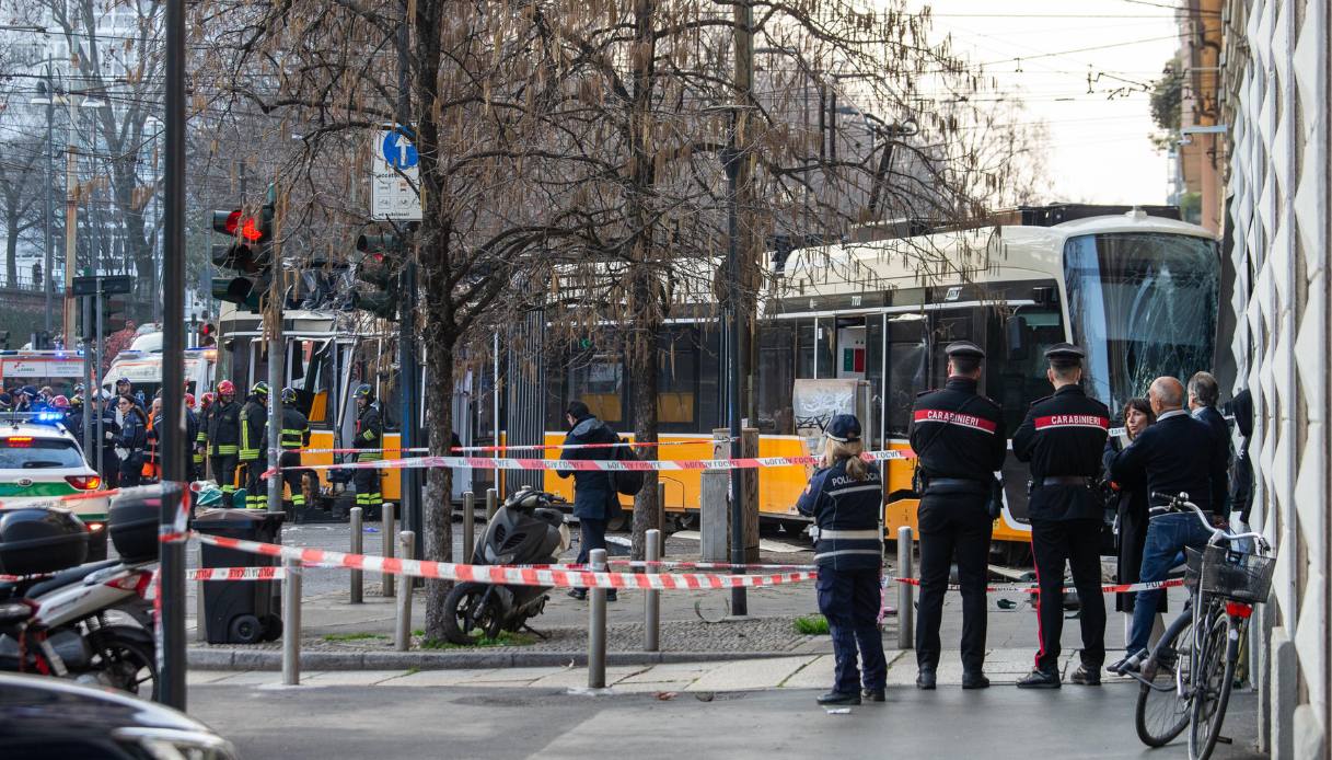 https://wips.plug.it/cips/notizie.virgilio.it/cms/2026/03/tram-milano-deragliato-incidente-telefonata.jpg