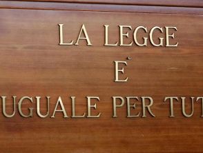Si licenzia dopo che la madre lo caccia di casa a Ravenna perché non paga le spese, Tribunale dà ragione a lei