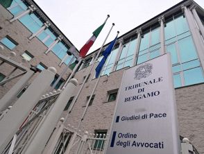 Uomo si cosparge di benzina davanti al Tribunale di Bergamo e minaccia di darsi fuoco, in mano ha un accendino