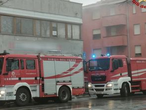 Incendio in un condominio di Pontedera, donna morta in casa tra le fiamme: evacuati tutti gli altri residenti