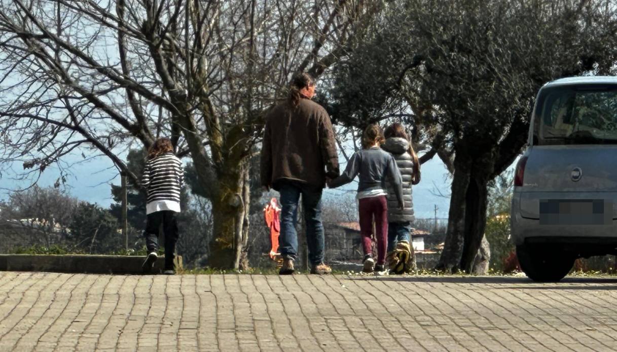https://wips.plug.it/cips/notizie.virgilio.it/cms/2026/04/famiglia-nel-bosco-5.jpg